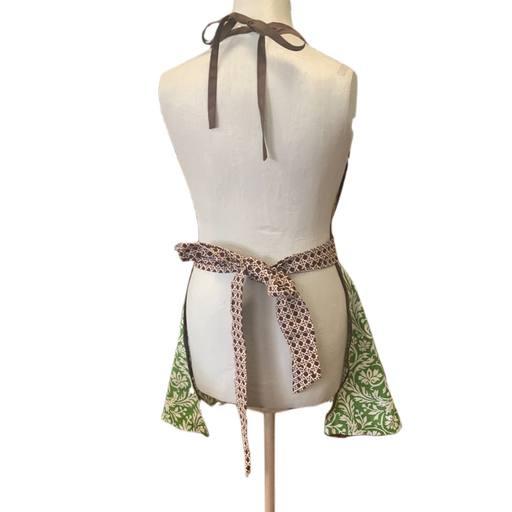 Beautiful Patterned Apron - Picture 2 of 2
